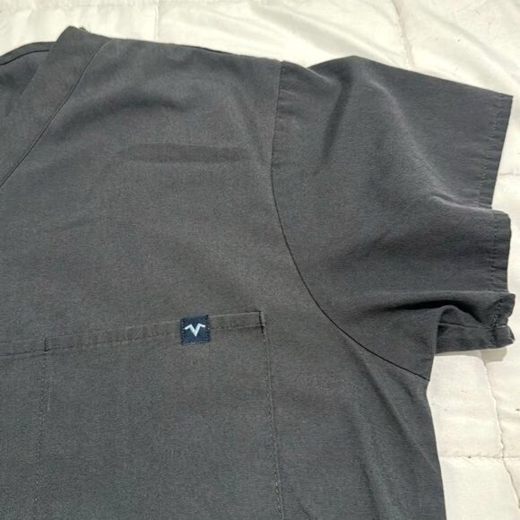 Grey V-Neck Short Sleeve Scrub Top With Front Pocket For Men - Picture 3 of 6